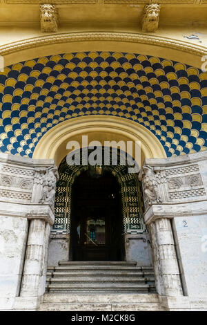 Casa facciata di edificio. Particolare di una decorazione sul soffitto a volta. Architetto Gino Coppedè. In stile Art Deco. Roma, Italia. Chiudere fino a basso angolo di visione. Foto Stock