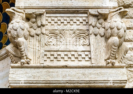 Aquile scultura in marmo all'entrata di una casa appartamento facciata di edificio. Architetto Gino Coppedè. In stile Art Deco. Roma,Italia. Close up, dettaglio. Foto Stock