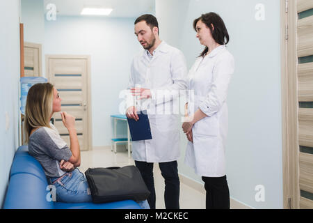 Paziente femmina di essere rassicurati dal medico nella stanza di ospedale Foto Stock