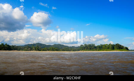 Panorama del fiume Napo nella sezione ecuadoriana della foresta pluviale amazzonica Foto Stock