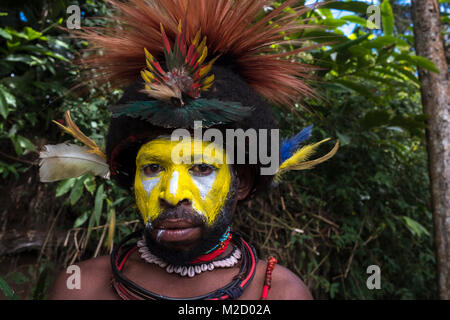 Un Huli Wigman dipinto e vestito per la Mount Hagen Spettacolo Culturale in Papua Nuova Guinea Foto Stock