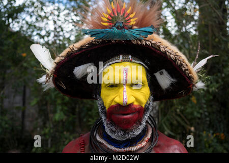 Un Huli Wigman dipinto e vestito per la Mount Hagen Spettacolo Culturale in Papua Nuova Guinea Foto Stock