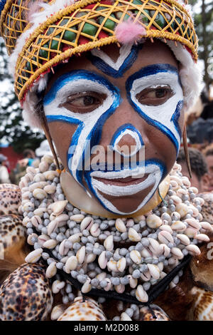 Ritratto di un'interprete femminile a Mount Hagen Spettacolo Culturale in Papua Nuova Guinea Foto Stock