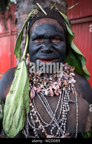 Ritratto di un'interprete femminile a Mount Hagen Spettacolo Culturale in Papua Nuova Guinea Foto Stock