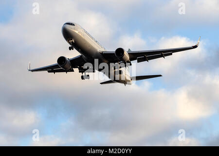 Un WestJet Airlines Boeing 767-300ER su aeromobili approccio finale all'aeroporto Gatwick di Londra su una mattina di gennaio Foto Stock