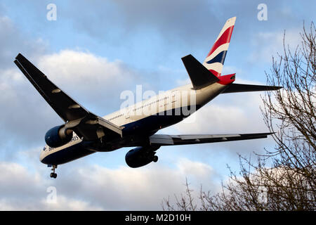 Un British Airways aeromobili Boeing 777 sull approccio finale all'aeroporto Gatwick di Londra su una mattina di gennaio Foto Stock