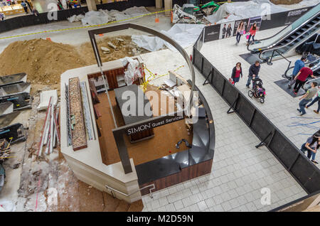 Interno del Woodfield Mall in Schaumburg in fase di rinnovo Foto Stock