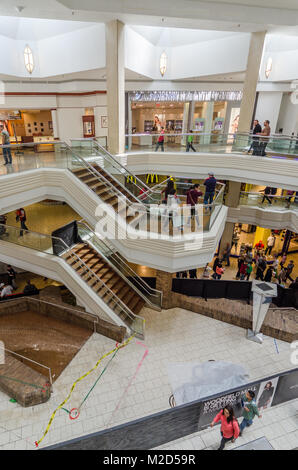 Interno del Woodfield Mall in Schaumburg in fase di rinnovo Foto Stock