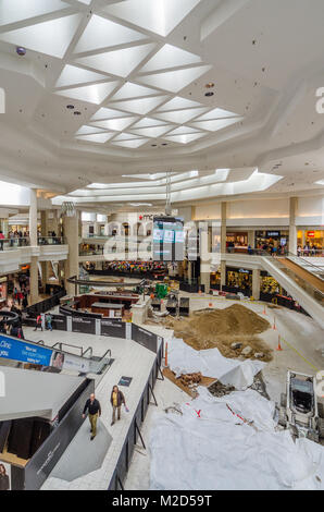 Interno del Woodfield Mall in Schaumburg in fase di rinnovo Foto Stock