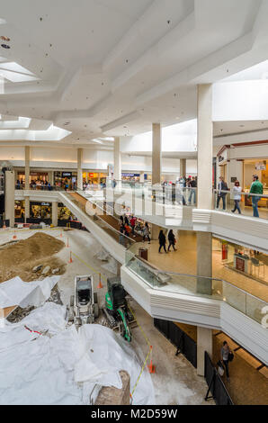 Interno del Woodfield Mall in Schaumburg in fase di rinnovo Foto Stock