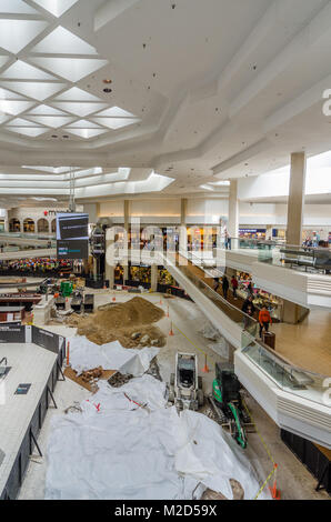 Interno del Woodfield Mall in Schaumburg in fase di rinnovo Foto Stock