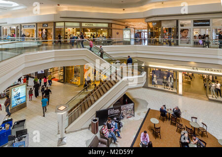 Interno del Woodfield Mall in Schaumburg in fase di rinnovo Foto Stock