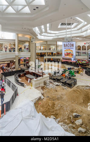 Interno del Woodfield Mall in Schaumburg in fase di rinnovo Foto Stock