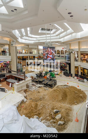 Interno del Woodfield Mall in Schaumburg in fase di rinnovo Foto Stock