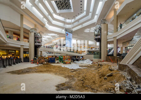 Interno del Woodfield Mall in Schaumburg in fase di rinnovo Foto Stock