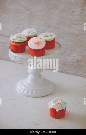 Yummy tortine. Valentino dolce amore cupcake sulla tavola su sfondo chiaro Foto Stock