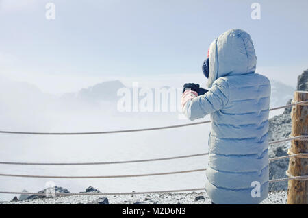 Un turista testimonianza il maestoso foggy vista del cielo (Lago Tianchi) su Changbai Mountain Foto Stock