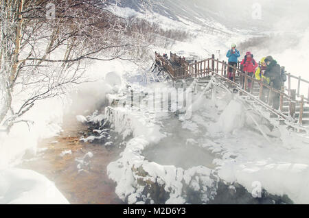 I turisti del trekking lungo Julong primavera calda nel Changbai Mountain Scenic Area Foto Stock