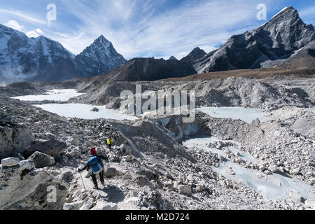 Attraversando il ghiacciaio Khumbu a Lobuche Nepal Foto Stock