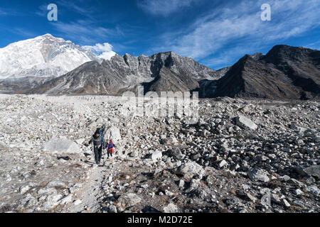 Attraversando il ghiacciaio Khumbu a Lobuche Nepal Foto Stock