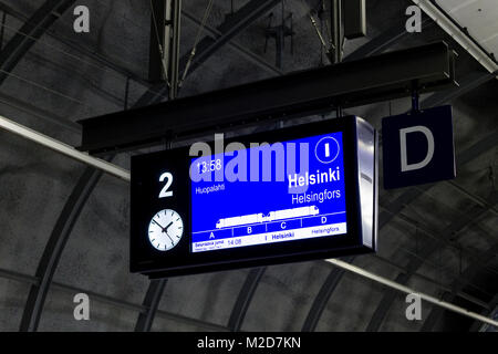 Blu scheda di pianificazione che mostra il prossimo treno partenza vincolata per Helsinki da Helsinki Airport Central Station, Finlandia Foto Stock