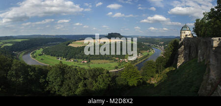 Vista panoramica del fiume Elba nella foto dalla fortezza Königstein (Festung Königstein) in Svizzera sassone (Sächsische Schweiz) in Sassonia, Germania. Mount Lilienstein (415 m) è visto in background e la Fridrichsburg (Christiansburg) è visibile a destra. Foto Stock