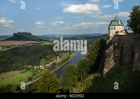 Fridrichsburg (Christiansburg) nella fortezza Königstein (Festung Königstein) in Svizzera sassone (Sächsische Schweiz) in Sassonia, Germania. Mount Lilienstein (415 m) e il fiume Elba sono visti in background. Foto Stock