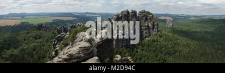 Vista panoramica della Schrammsteine rocce vicino a Bad Schandau nella Svizzera sassone (Sächsische Schweiz) in Sassonia, Germania. Foto Stock