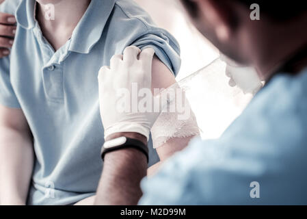 Chiusura del lavoratore medico del bendaggio braccio Foto Stock