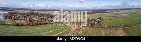 Antenna Foto Paesaggio, Vista panoramica di un piccolo borgo tra i campi e prati, come banner per un blog o un sito web, drone shot Foto Stock