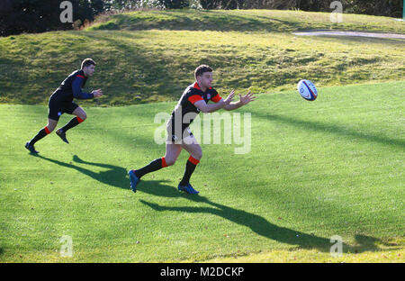 L'Inghilterra del George Ford durante una sessione di formazione a Pennyhill Park, Bagshot. Foto Stock