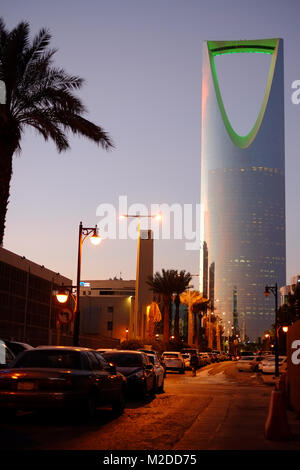 AlMamlaka Tower a Riyadh brilla di verde per la Giornata Nazionale dell'Arabia Saudita Foto Stock