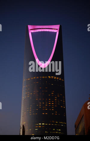 AlMamlaka Tower a Riyadh si illumina di colore rosa in saluto per le donne e i loro diritti Foto Stock