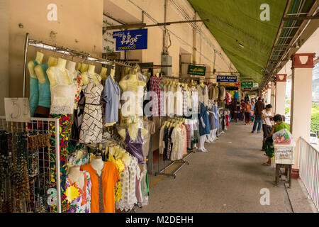 Un abbigliamento di stallo dello shopping nel Mercato Bogyoke, Yangon, MYANMAR Birmania, con panni di manichini di grucce per abiti da donna e camicie, Birmano moda, Asia Foto Stock