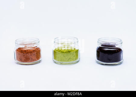 La massa di cacao, caffè e matcha in vasetti di vetro, antiossidanti naturali Foto Stock