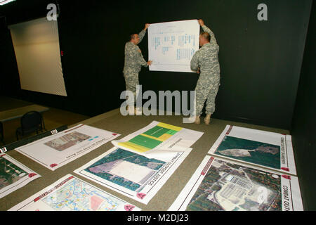 Membri della 86a Divisione di formazione, espone poster che sarà utilizzato nella giunzione Visitors Bureau nell'Edificio 220 il 20 aprile 2015, per esercizi di addestramento a Fort McCoy, Wis. (U.S. Esercito Foto Stock