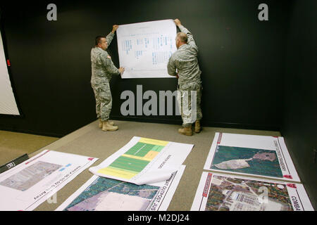 Membri della 86a Divisione di formazione, espone poster che sarà utilizzato nella giunzione Visitors Bureau nell'Edificio 220 il 20 aprile 2015, per esercizi di addestramento a Fort McCoy, Wis. (U.S. Esercito Foto Stock