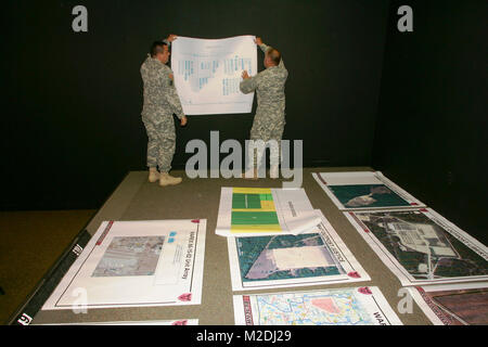 Membri della 86a Divisione di formazione, espone poster che sarà utilizzato nella giunzione Visitors Bureau nell'Edificio 220 il 20 aprile 2015, per esercizi di addestramento a Fort McCoy, Wis. (U.S. Esercito Foto Stock