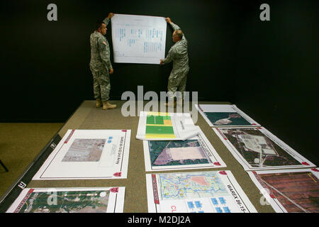 Membri della 86a Divisione di formazione, espone poster che sarà utilizzato nella giunzione Visitors Bureau nell'Edificio 220 il 20 aprile 2015, per esercizi di addestramento a Fort McCoy, Wis. (U.S. Esercito Foto Stock