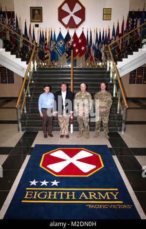 Da sinistra a destra: Douglas Bush, Giovanni Wason, il Mag. Gen. Arlan DeBlieck, Col. Scott Mueller in posa per una foto a 8 quartier generale dell'esercito a Camp Humphreys in Corea del Sud a Gennaio 3, 2018. Il Mag. Gen. DeBlieck invitati i delegati del personale per discutere la guerra le capacità di combattimento e dimostra il costante impegno e capacità tra la Repubblica di Corea e gli Stati Uniti alliance. (U.S. Esercito Foto Stock