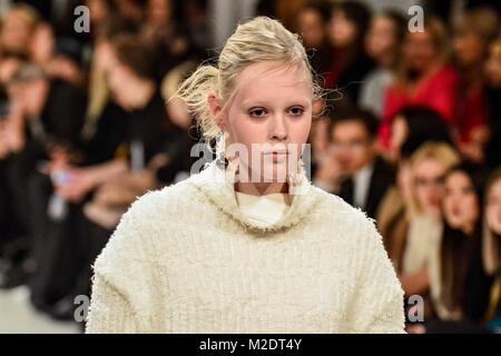 Kiev, Ucraina. 03Feb, 2018. Il modello presenta una creazione del designer Elena Burenina durante la sfilata di moda come parte della Ukrainian Fashion Week FW18-19. Credito: Alexandr Gusev/Pacific Press/Alamy Live News Foto Stock