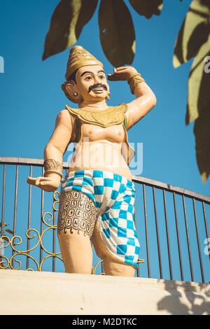 Figura birmano al di fuori della famosa Shwedagon pagoda in Yangon, Myanmar. Foto Stock