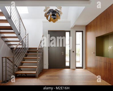 Pavimento di legno di noce e Rivestimento parete in casa nei pressi di scala Foto Stock