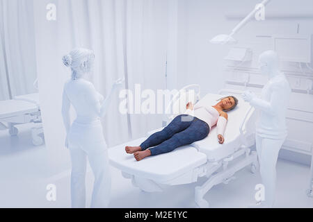 La donna posa sulla barella in ospedale bianco Foto Stock