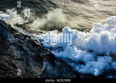 Il fumo da lava vicino oceano Foto Stock