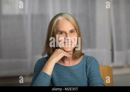 Ritratto di sorridere i vecchi donna caucasica Foto Stock