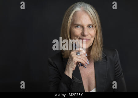 Ritratto di sorridere i vecchi caucasici azienda imprenditrice occhiali Foto Stock