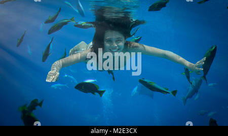 Donna asiatica di nuoto sott'acqua con pesce Foto Stock