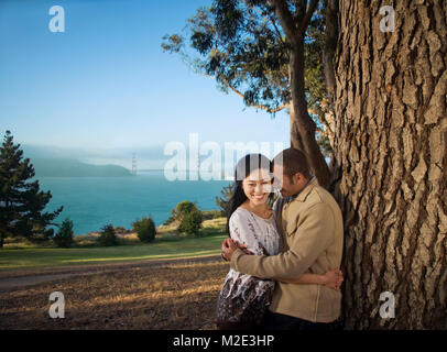 Giovane costeggiata a tree vicino a bay Foto Stock