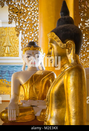 Statue dorate in un tempio buddista Foto Stock